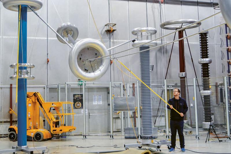 Under the rain machine in the high-voltage lab of ETH Zurich, researchers are able to precisely test the behaviour of hybrid power lines. 