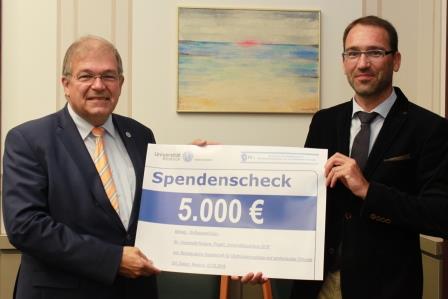 Übergabe des Schecks in Höhe von 5.000 Euro durch Professor Robert Mlynski (r., Direktor der HNO-Klinik „Otto Körner“)  an den Rektor der Universität Rostock, Professor Wolfgang Schareck, links.