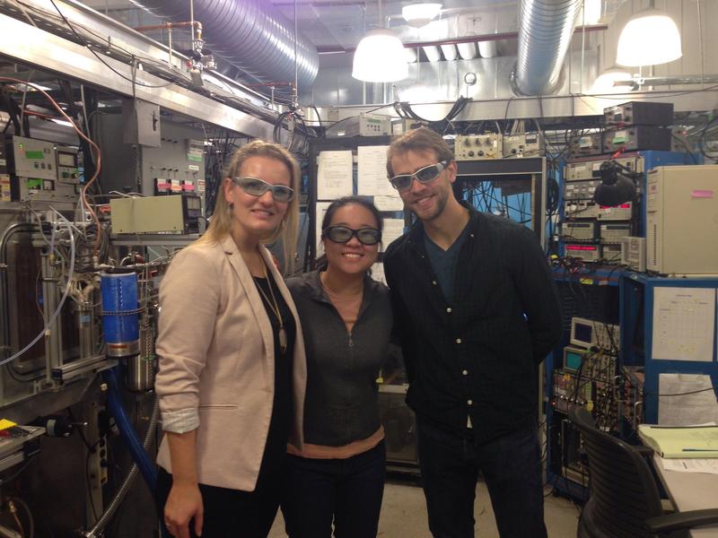 V. l.: Anne Strate, Helen J. Zeng aus der Johnson-Forschungsgruppe und Thomas Niemann im Sterling Chemistry Labor der Universität Yale. Im Labor sind immer Schutzbrillen zu tragen.
