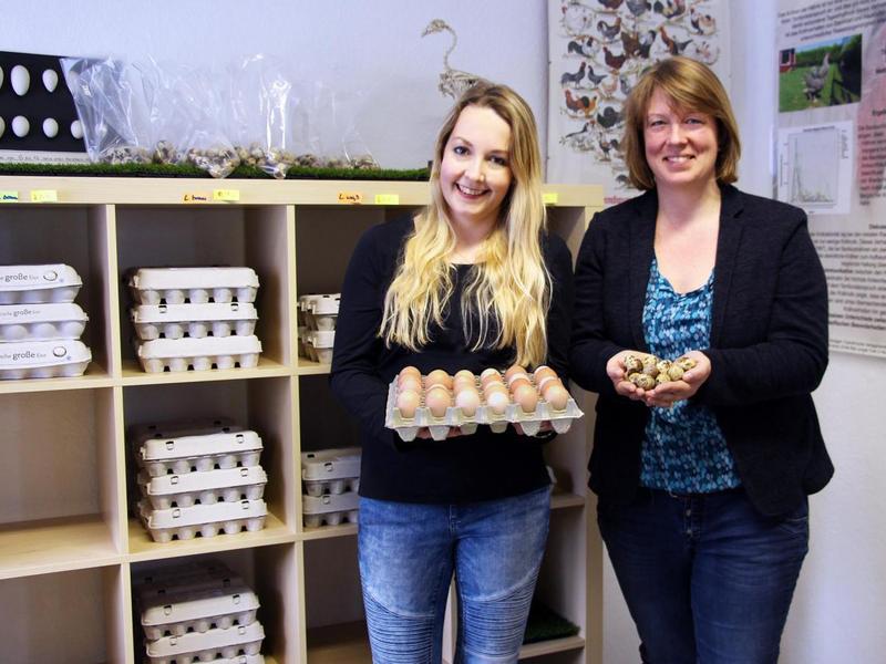 Dr. Inga Tiemann (rechts) und Sonja Hillemacher vom Institut für Tierwissenschaften im EiScienceShop auf der Lehr- und Forschungsstation Frankenforst der Universität Bonn. 