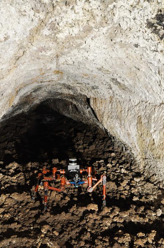 Der sechsbeinige Laufroboter CREX erkundet autonom eine Lavahöhle auf Teneriffa. 
