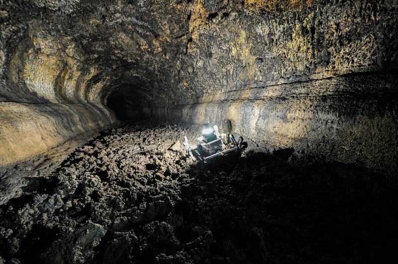 Der Sternrad-Rover Asguard IV navigiert autonom durch eine Lavahöhle auf Teneriffa.