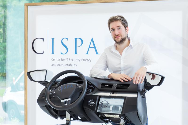 Stefan Nürnberger vom CISPA–Helmholtz-Zentrum in Gründung hat eine Software gegen  IT-  Angriffe auf Autos entwickelt.
