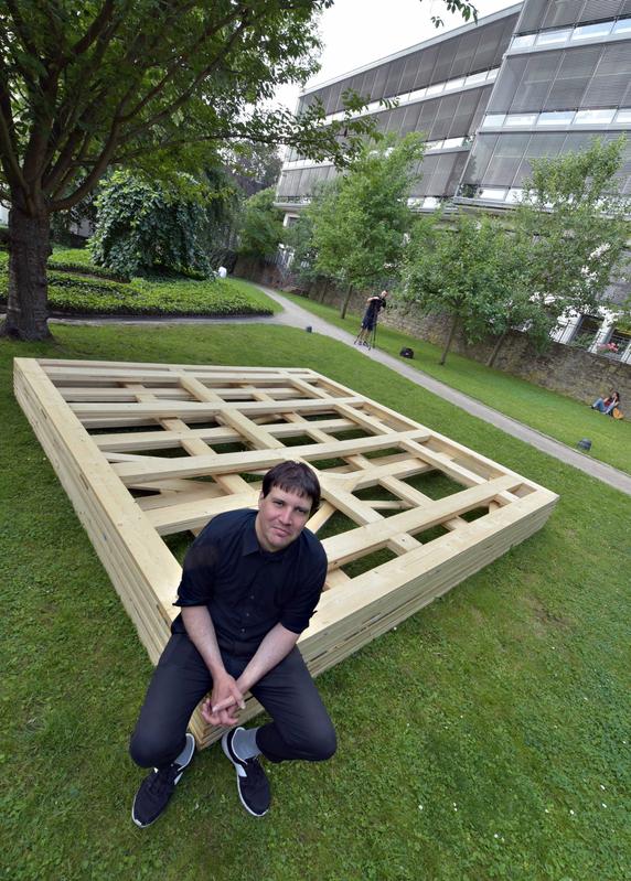 Großes Holzobjekt des Dresdener Bildhauers Marten Schech, das in der Ausstellung „PLANTING ARCHITECTURE“ im „FrommannschenSkulpturenGarten“ in Jena vom 6. Juni bis 17. Juli 2018 zu sehen ist. 