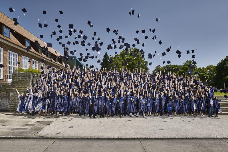 Das traditionelle Hütewerfen darf bei der Graduation an der Jacobs University Bremen nicht fehlen. 