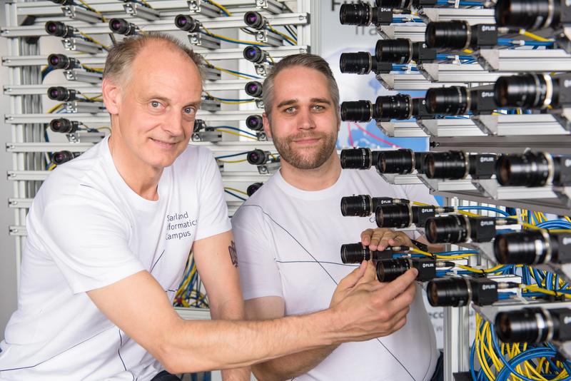Prof. Thorsten Herfet (l.) und Tobias Lange haben an der Universität des Saarlandes eine Lichtfeld-Kamera entwickelt, die aus 64 Einzelkameras besteht. 
