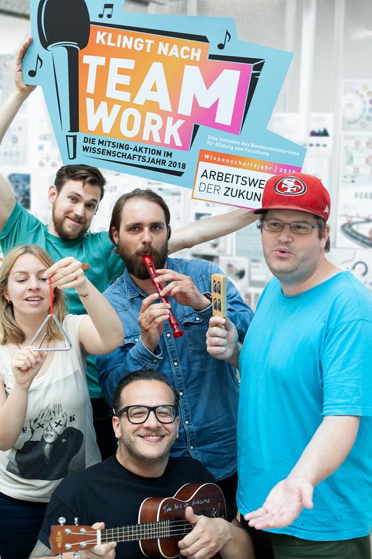 Mit der Mitsing-Aktion „Klingt nach Teamwork“ im Wissenschaftsjahr 2018 bringen Kolleginnen und Kollegen gemeinsam Musik in den Arbeitsalltag.