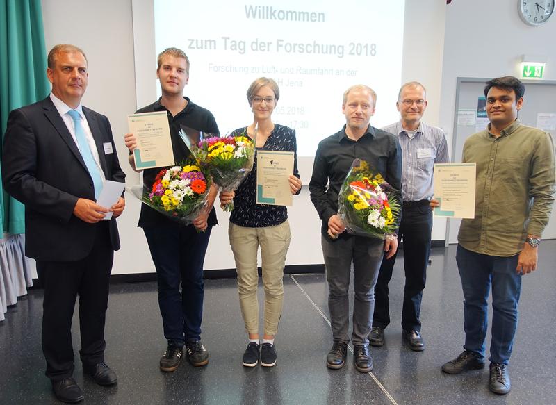 Reinhard Hoffmann, l., und Prof. Dr. Bruno Spessert, 2.v.r., mit den Gewinnern der Posterpreise; v. l.: Lukas Spantzel, Lin Josephine Schubert, Thomas Friedrich und Dhavalkumar Mungpara