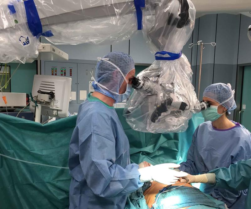 Oberärztin Dr. Inga Bekes und Professor Dr. Andree während einer DIEP-Operation. 