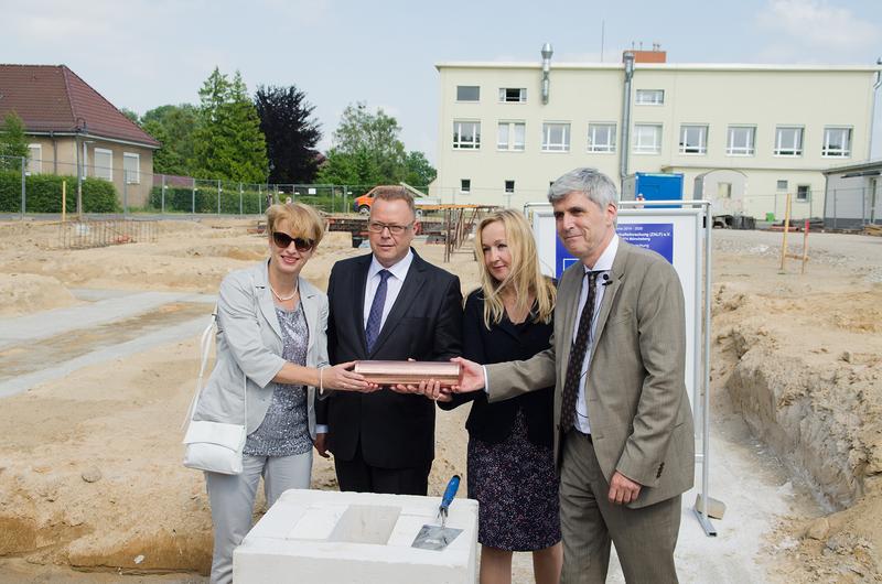 Im Bild (v.r.n.l.): ZALF-Vorstand Prof. Frank Ewert, Cornelia Rosenberg sowie Michael Stübgen (BMEL) und Brandenburgs Forschungsministerin Dr. Martina Münch (MWFK)