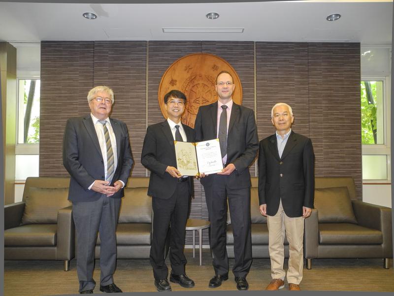 Dr. Ralf Bandorf erhält die Berufungsurkunde für eine Gastprofessur an der Feng Chia University (v.l.n.r.: Prof. Dr. Günter Bräuer, Prof. Bing-Jean Lee, Dr. Ralf Bandorf, Prof. Jin-Huang Huang)