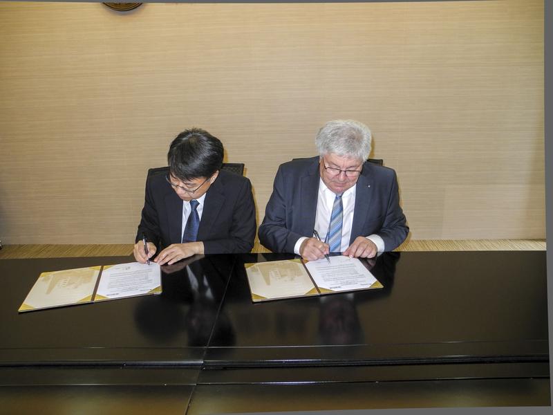 Prof. Bing-Jean Lee (left) and Prof. Dr. Günter Bräuer (right) sign a Memorandum of Understanding between the Fraunhofer IST and the Feng Chia University.