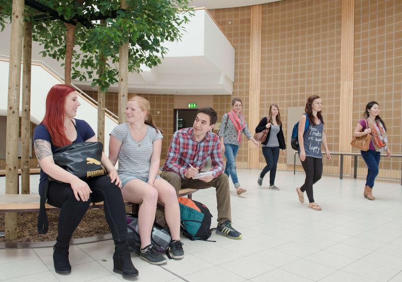 Studierende im Foyer des Konrad-Zuse-Medienzentrums auf dem Senftenberger Campus der BTU Cottbus-Senftenberg.