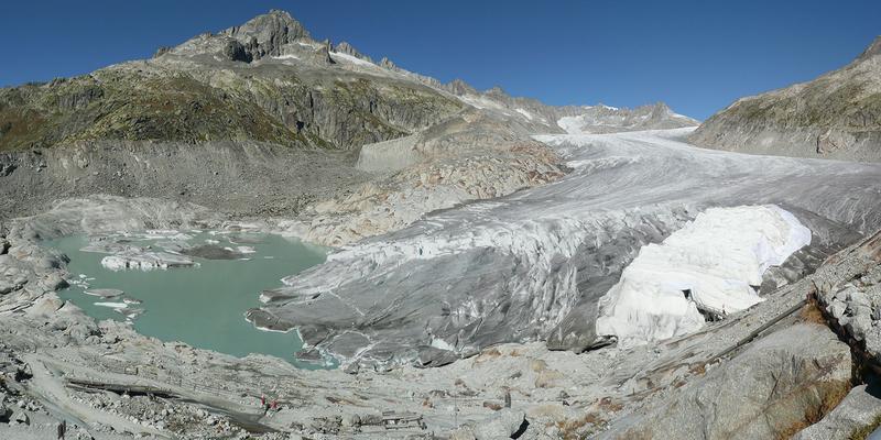 Der Rhonegletscher (Zustand Sept. 2012) in der Schweiz schmilzt aufgrund der Klimaerwärmung im rasanten Tempo ab.