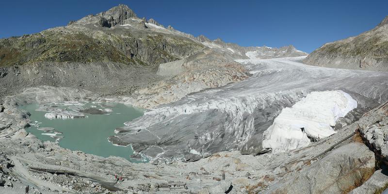 Der Rhonegletscher (Zustand Sept. 2012) in der Schweiz schmilzt aufgrund der Klimaerwärmung im rasanten Tempo ab.