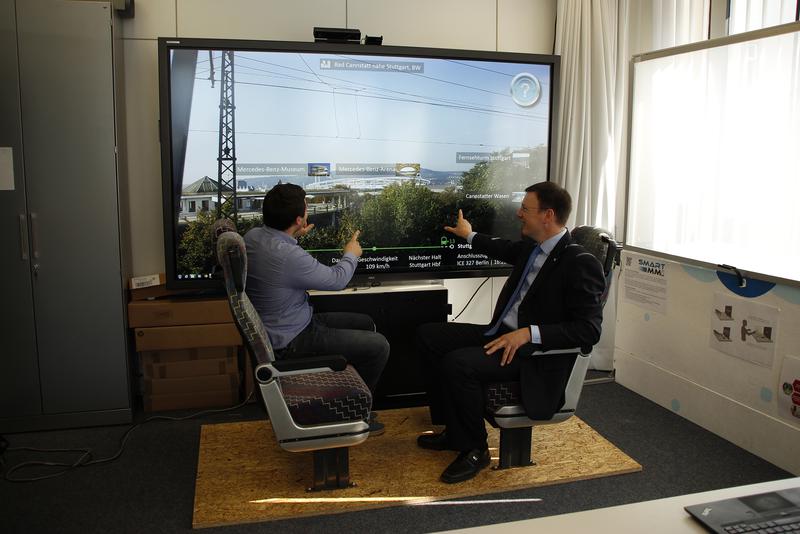 Labordemonstrator eines SmartMMI-Datenfensters des IUMS der Hochschule Karlsruhe mit Institutsleiter Prof. Dr. Thomas Schlegel (r.)