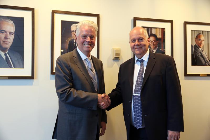 Alan W. Cramb, Präsident IIT Chicago mit Dr.-Ing. Walter Pelka, Präsident HCU Hamburg (rechts)