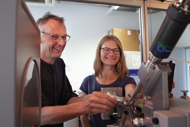 Arbeit an der lehrstuhleigenen Röntgenanlagen: die FAU-Wissenschaftler Prof. Dr. Yves Muller und Karin Schmidt, beide vom Lehrstuhl für Biotechnik (Proteinstruktur und -design).