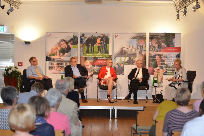 Das Podium (v.l.): Dr. Andreas Püttmann, Stefan Kliesch, Mechthild Hellbernd, Prof. Dr. Elmar Kos und Moderatorin Dr.in Eva-Maria Streier.