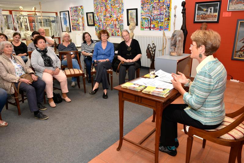 Infoveranstaltung in Remagen (am Tisch sitzt Anne Dommershausen)