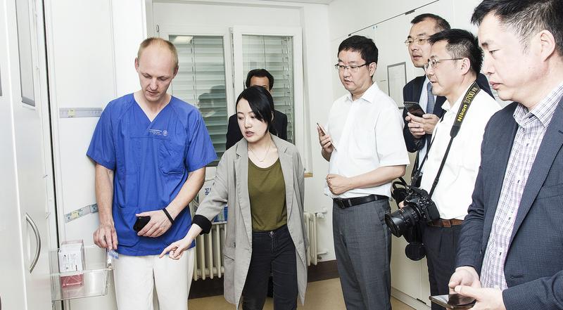 Krankenhausmanager aus Shanghai lassen sich zeigen, wie die Lagerhaltung am Dresdner Uniklinikum bis herunter zu jeder Schublade strukturiert und erfasst ist. 