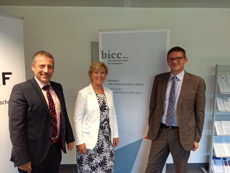 Michael Dedek, Annette Storsberg und Conrad Schetter (v.l.n.r.)beim Hausbesuch der Staatssekretärin am BICC