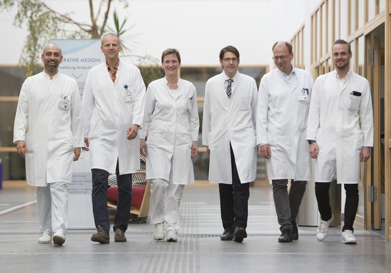 Das Team des Zentrums für minimalinvasive Chirurgie um Prof. Ines Gockel (3.v.l.): Dr. Yusef Moulla, Prof. Arne Dietrich, Prof. Daniel Seehofer, Dr. Boris Jansen-Winkeln, PD Dr. Robert Sucher (v.l.).