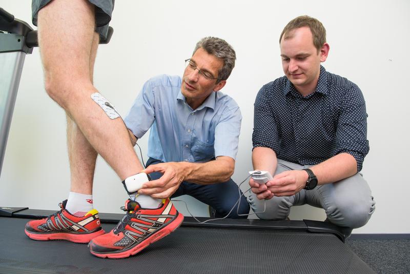 Professor Antonio Krüger and Felix Kosmalla haben einen Laufassistenten entwickelt, der dem Läufer während des Laufens die richtige Bewegung antrainiert.