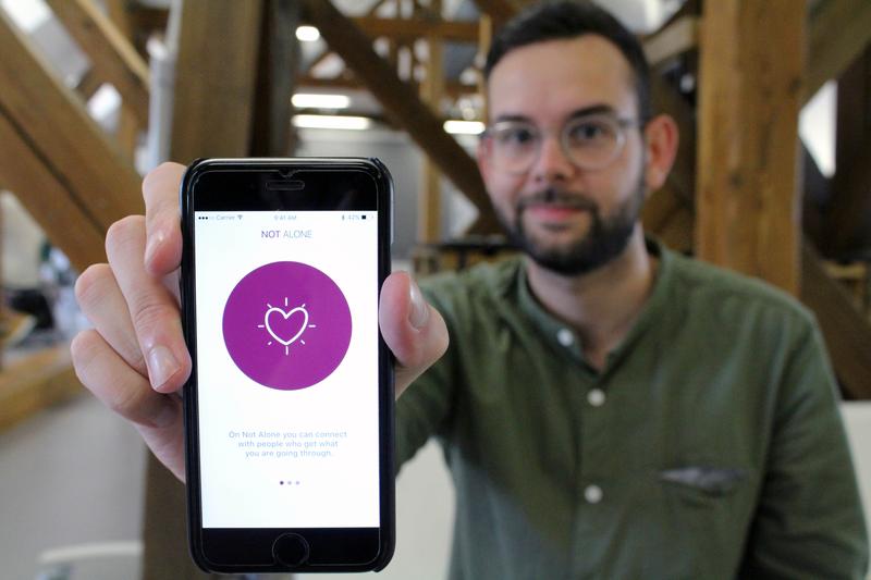 Das Herz auf dem Display und am rechten Fleck: Mit der App „Not Alone“ will Tim Moesgen Frauen mit Fehlgeburten eine Plattform geben, damit sie sich vernetzen, austauschen und ermutigen können.