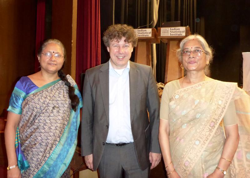 Prof. Dr. Rolf Drechsler mit Prof. Sanghamitra Bandyopadhyay (li.), Präsidentin des Indian Statistical Institute, und Prof. Susmita Sur-Kolay (re.), Advanced Computing & Microelectronics Unit am ISI