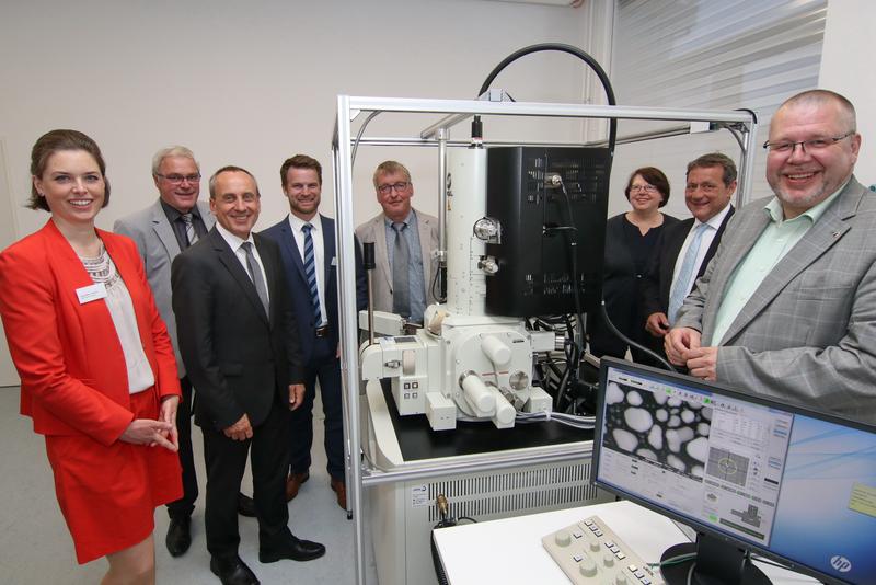       von links: Anna Müller-Trimbusch (Carl-Zeiss-Stiftung), Michael Thiesen (Bürgermeister Stadt Höhr-Grenzhausen), Wissenschaftsminister Prof. Dr. Konrad Wolf, Dr. Markus Zwick (Geschäftsführer FGK