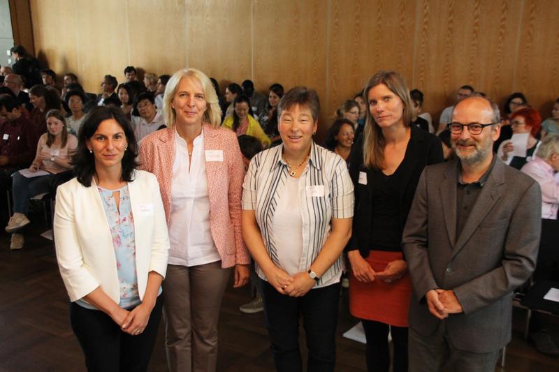 (v.l.): Dr.in Natalia Petrillo (Leitung International Office), Vizepräsidentin Prof.in Dr. Martina Döhrmann, Insa Born, Sarah Winkler (beide IO) und Vizepräsident Prof. Dr. Michael Ewig.