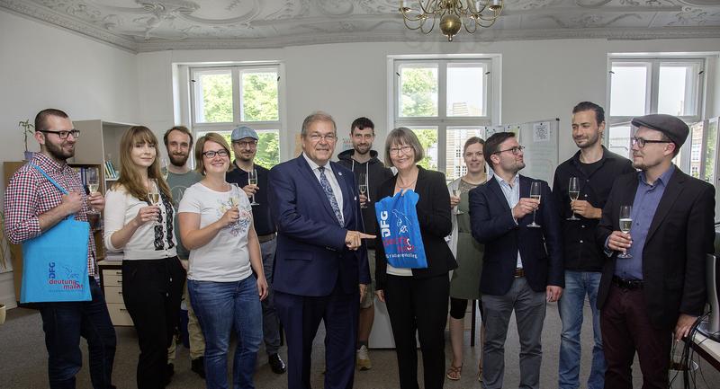 Der Rektor der Uni Rostock, Professor Wolfgang Schareck (Mitte), gratuliert der Sprecherin Professor Martina Kumlehn des GRK Deutungsmacht zur Weiterförderung durch die DFG.