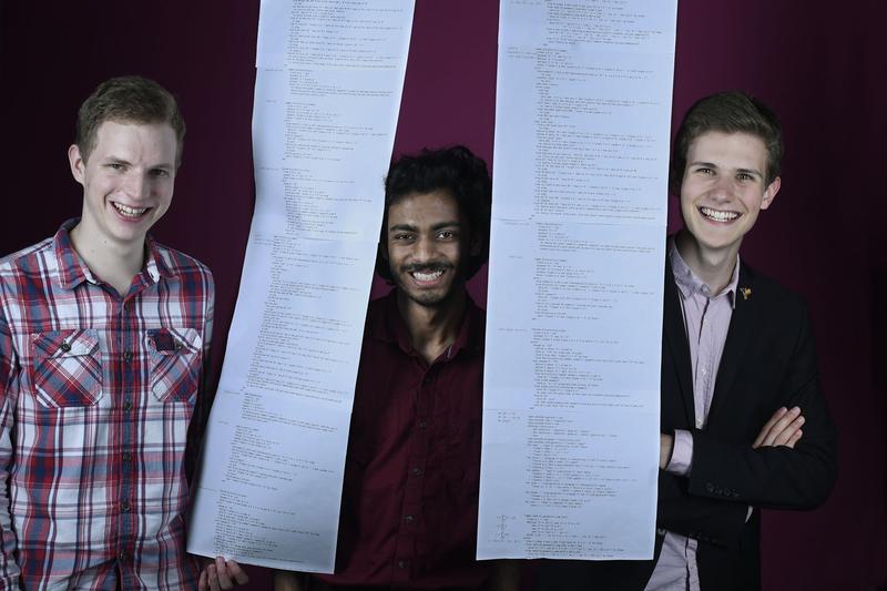 Benedikt Stock, Abhik Pal und Marco David von der Jacobs University Bremen wurden bei "Jugend forscht" mit dem Preis des Bundespräsidenten geehrt. 