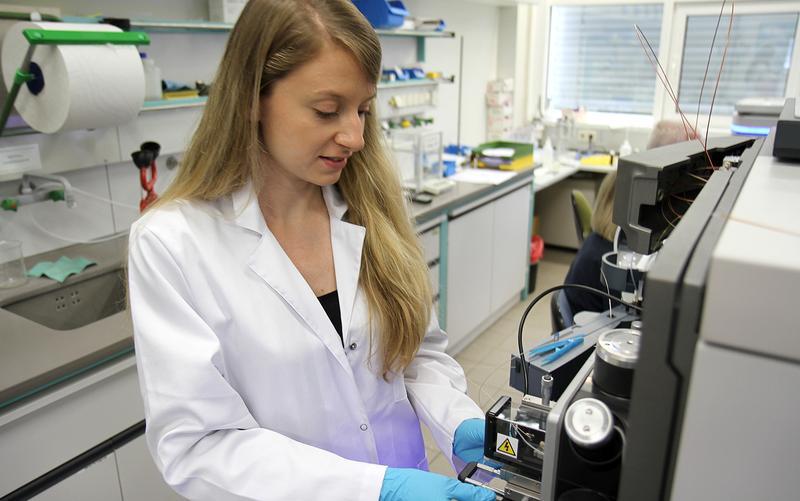 Johanna Simon, Doktorandin in der Abteilung von Prof. Katharina Landfester, am Massenspektrometer, mit dem sie die an Nanopartikel gebundenen Proteine untersucht