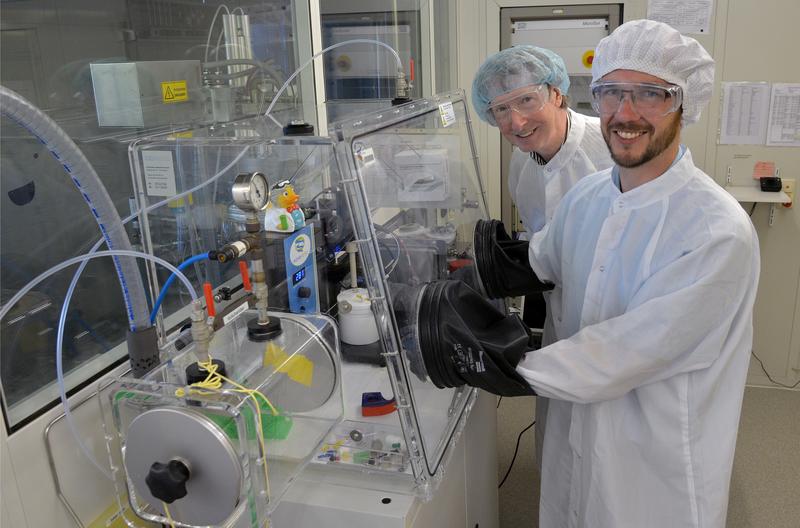 Dr. Christoph Bäumer (vorne) und Professor Rainer Waser forschen im Reinraum des Instituts für Werkstoffe der Elektrotechnik der RWTH Aachen. 