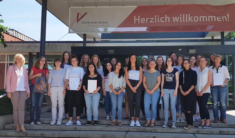 Vizepräsidentin Prof.in Dr. Martina Döhrmann (l.) und Sarah Winkler (2.v.r.) mit den PROMOS- und ERASMUS+ -Stipendiat_innen.