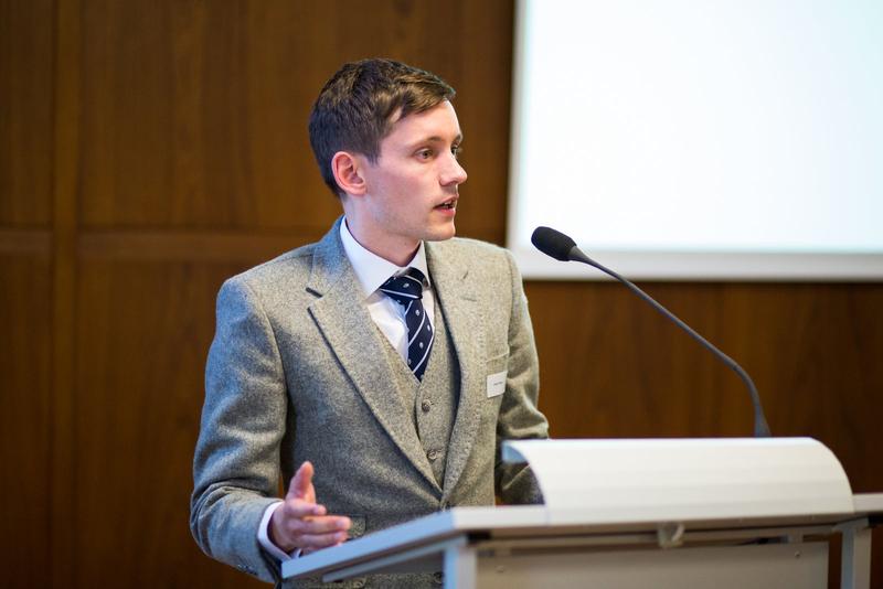Adrian Raiser erhält für seine Abschlussarbeit über rechtliche Aspekte von Samenspende und Leihmutterschaft in Deutschland den Politeia-Preis der HWR Berlin