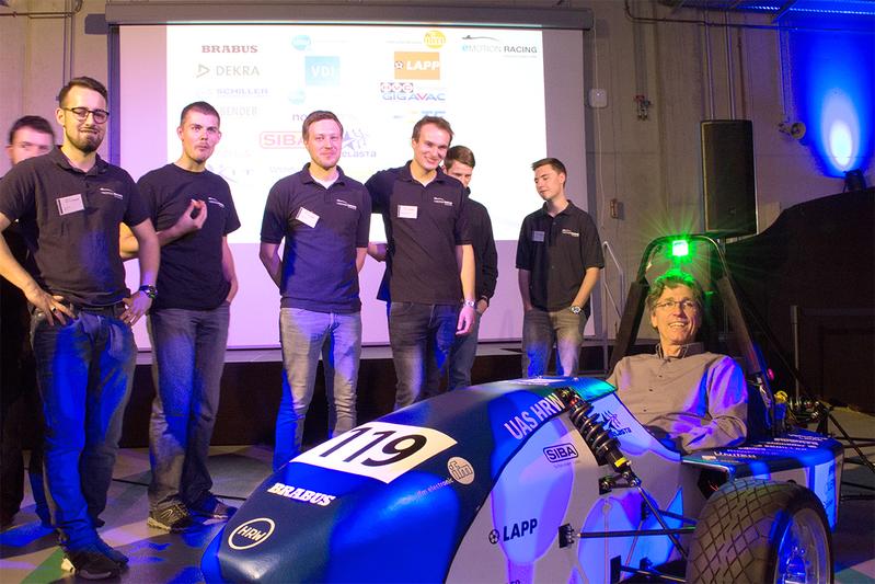 Prof. Dr. Joachim Friedhoff, Institutsleiter Maschinenbau, testet den neuen Boliden des eMotion Racing Teams der Hochschule Ruhr West.