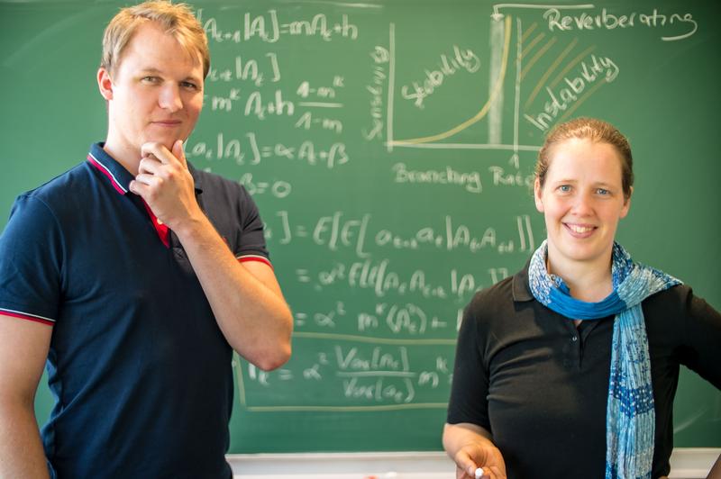 Jens Wilting und Viola Priesemann zeigen den Kern ihrer mathematischen Herleitungen. 