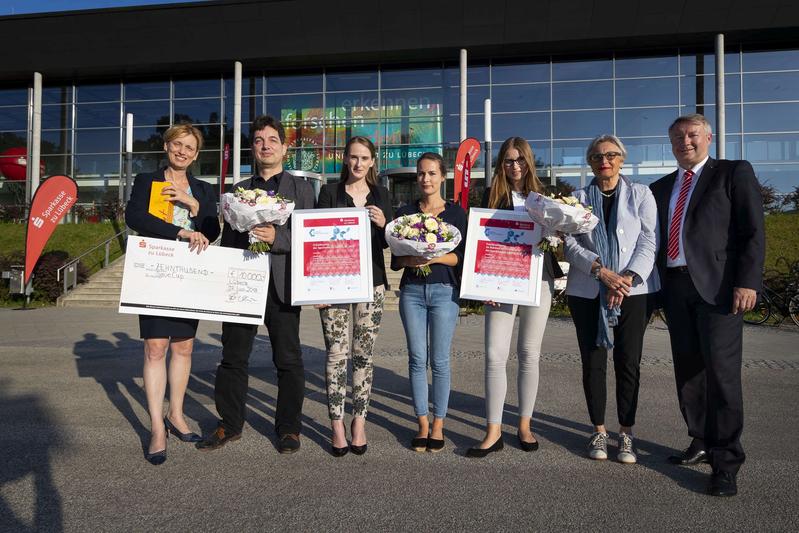 Ministerin Karin Prien, Prof. Henrik Botterweck, Julia Frauenschuh, Lynn Bollmeyer und Ann-Christine Predian, Prof. Gabriele Gillessen-Kaesbach und Vorstandsvorsitzender Frank Schumacher