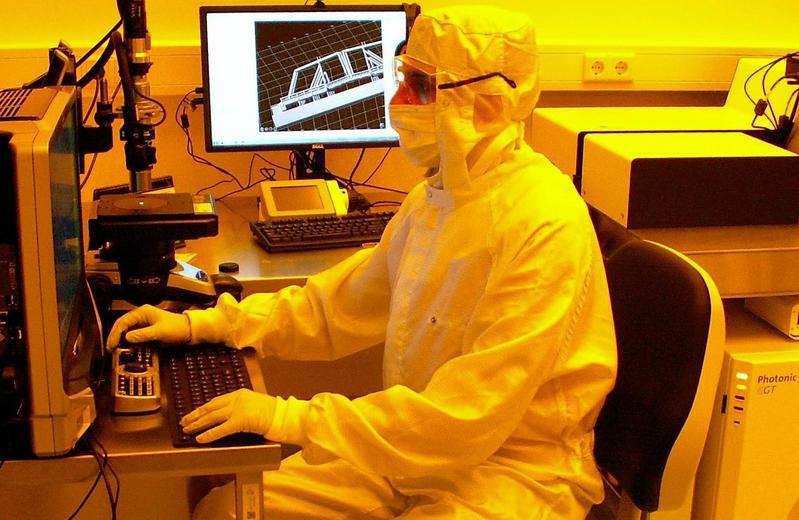 Das Reinraumlabor des Physikalischen Instituts kann am Tag der Wissenschaft bei einer Führung besichtigt werden. Es darf nur im Schutzanzug betreten werden. 