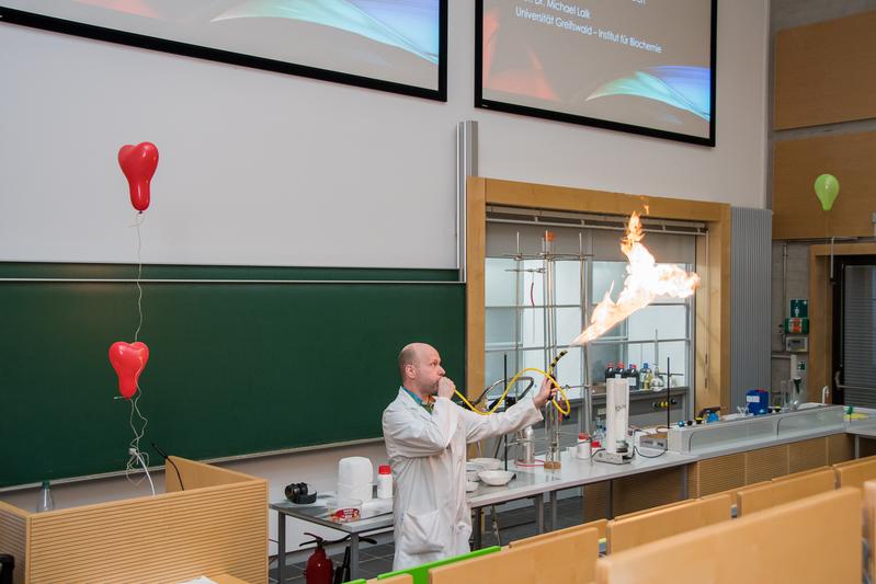 Science Show “Kuriositäten in der Chemie – Farben, Formen und Flammen” mit Prof. Dr. Michael Lalk
