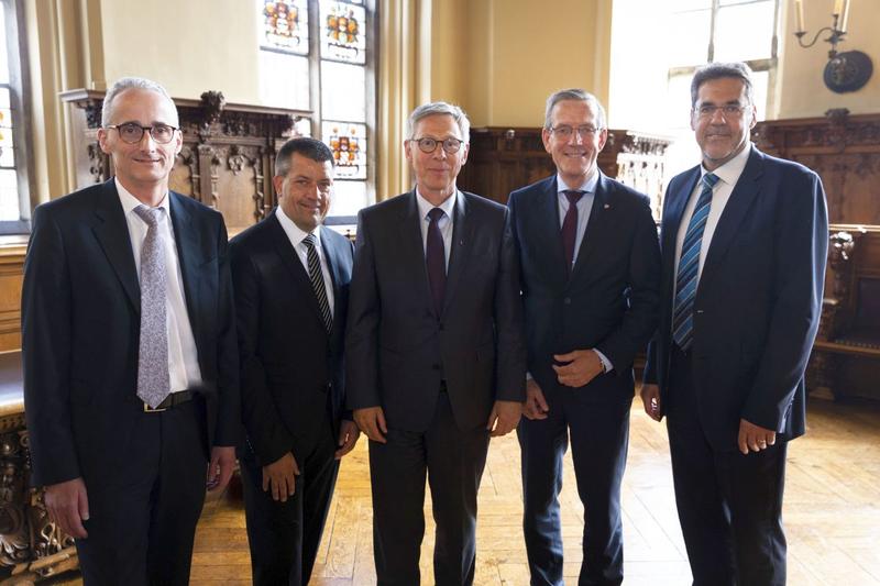 Prof. Dr. Bernd Mayer, Institutsleiter, Dr. André Walter, Leiter Airbus Bremen, Bürgermeister Dr. Carsten Sieling, Fraunhofer-Vorstand Andreas Meuer und Prof. Dr.-Ing. Matthias Busse, Institutsleiter