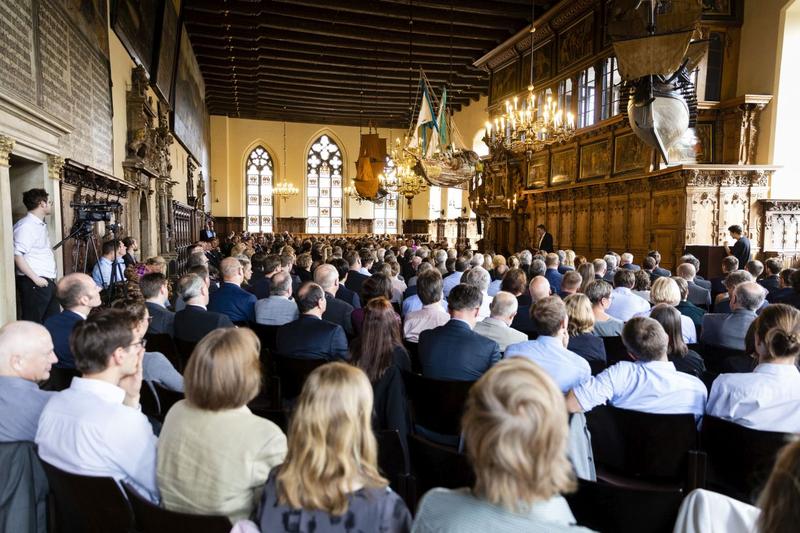 Vor rund 400 Gästen eröffnete Prof. Dr.-Ing. Matthias Busse die Festveranstaltung zum 50-jährigen Jubiläum des Fraunhofer IFAM in der oberen Rathaushalle in Bremen