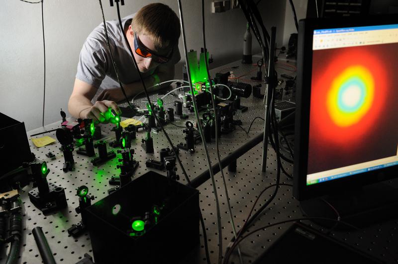 Dr. Stefan Lerch justiert die Quelle der energie-verschränkten Photonen, die im Experiment genutzt wurde, um den Übergang von Quantenkorrelationen zu klassischen Korrelationen aufzuzeigen.