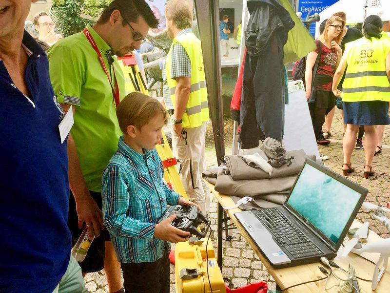 Kinderleicht: Auch mit modernen Flugdrohnen arbeiten Geodäten heute. Beim Tag der Geodäsie konnten die Besucher diese Technik kennenlernen. 