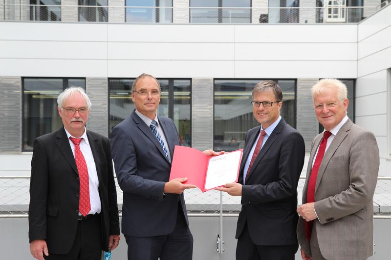 In Anwesenheit von Dekan Prof. Dr. Detmar Arlt (l.) und dem Hochschulratsvorsitzenden Herbert K. Meyer (r.) überreichte Vizepräsident Prof. Dr. Horst Peters (2.v.r) Dr. Stefan Göttlich die Urkunde.