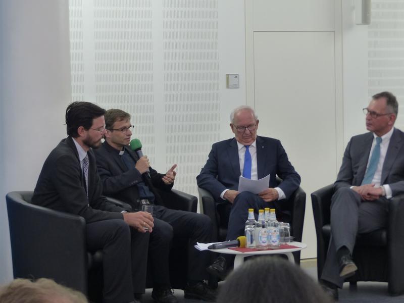 Teilnehmer der Podiumsdiskussion (v.l.:) Dr. Philipp Plickert, Prof. Dr. Dr. Elmar Nass, Dr. Ingo Friedrich, Dirk von Vopelius