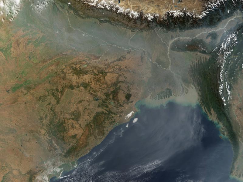 Schmutzwolke über Südasien: Die „Atmospheric Brown Cloud“ entsteht während der Wintermonate durch das Verbrennen von Biomasse und fossilen Brennstoffen. 